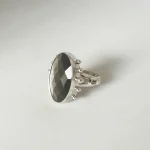 Anillo artesanal Noche de Ensueño con obsidiana plateada natural facetada en plata 950 - Pilar Segura Orfebre Chile