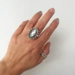 Anillo artesanal con obsidiana plateada natural facetada y pelotitas plata 950 - Pilar Segura Orfebre Chile