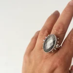 Anillo con obsidiana plateada natural facetada en marco de plata 950 artesanal - Pilar Segura Orfebre