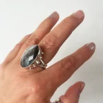 Anillo artesanal elegante con obsidiana plateada natural en plata 950 libre de níquel Chile