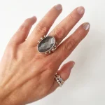 Anillo de plata 950 con obsidiana plateada natural facetada y pelotitas artesanales Chile