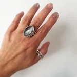 Anillo con obsidiana plateada facetada y pelotitas de plata 950 artesanal Chile Pilar Segura