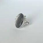 Joya artesanal femenina anillo con obsidiana plateada natural en plata 950 - Pilar Segura Orfebre Chile
