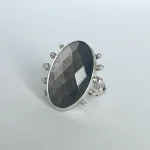 Anillo artesanal único con obsidiana plateada natural y pelotitas de plata 950 Chile