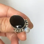 Anillo artesanal con ónix natural y piedra luna engarzados en plata 950 con pelotitas - Pilar Segura