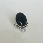 Anillo Noche Iluminada hecho a mano en plata 950 con ónix negro y piedra luna natural Chile