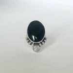 Anillo artesanal Noche Iluminada con ónix y piedra luna natural en plata 950 - Pilar Segura Orfebre Chile