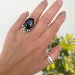 Anillo de plata 950 con ónix negro natural y piedra luna, pelotitas de plata hecho a mano Chile