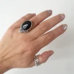 Anillo Noche Iluminada artesanal con ónix y piedra luna en plata 950 Pilar Segura Orfebre