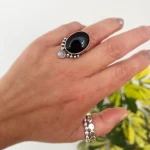 Anillo con ónix natural negro y piedra luna iridiscente en plata 950 artesanal Chile