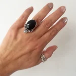 Joya artesanal femenina anillo con ónix negro y piedra luna en plata 950 - Pilar Segura Orfebre Chile