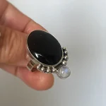Anillo de plata 950 con ónix negro y piedra luna natural, pelotitas artesanales Chile Pilar Segura