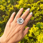 Anillo artesanal con cuarzo cristal natural en plata 950 técnica envejecida y luna estrella oculta - Pilar Segura