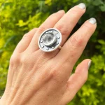 Anillo Secretos de Cielo hecho a mano en plata 950 envejecida con cuarzo cristal natural y estrellitas Chile