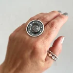 Anillo artesanal Secretos de Cielo con cuarzo cristal natural y plata 950 envejecida - Pilar Segura Orfebre Chile