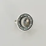 Anillo Secretos de Cielo con cuarzo cristal y estrellitas en plata 950 hecho a mano Chile Pilar Segura