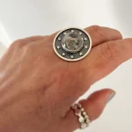 Anillo artesanal statement con cuarzo cristal natural y estrellitas en plata 950 envejecida Chile