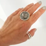 Anillo de plata 950 envejecida con cuarzo cristal natural, estrellitas y luna oculta hecho a mano Chile
