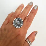 Anillo Secretos de Cielo artesanal con cuarzo cristal y plata 950 envejecida Pilar Segura Orfebre Chile