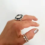 Anillo con cuarzo cristal natural y estrellitas en plata 950 técnica envejecida artesanal Chile Pilar Segura