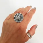 Joya artesanal femenina anillo con cuarzo cristal y luna estrella oculta en plata 950 - Pilar Segura Orfebre