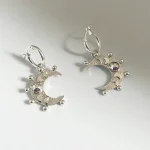 Aros artesanales elegantes luna creciente con Swarovski iridiscente y plata 950 libre de níquel Chile
