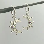 Aros colgantes luna creciente en plata 950 con cristal Swarovski iridiscente artesanal Chile Pilar Segura