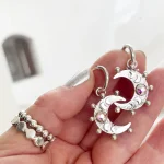 Aros de plata 950 con luna creciente artesanal, cristal Swarovski y lunas pequeñas Chile Pilar Segura