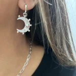 Joya artesanal femenina aros luna con cristal Swarovski iridiscente en plata 950 - Pilar Segura Orfebre