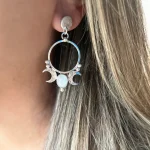 Aros Esencia Lunar con piedra luna natural y lunas artesanales de plata 950 Chile Pilar Segura Orfebre