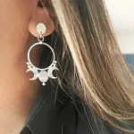 Aros Esencia Lunar hechos a mano en plata 950 con piedra luna natural y pelotitas Chile