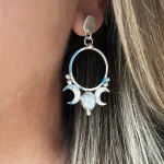 Aros artesanales elegantes con piedra luna natural iridiscente y lunas de plata 950 Chile Pilar Segura