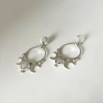 Aros colgantes artesanales luna de plata 950 con piedra luna natural y pelotitas Chile