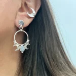 Aros artesanales con piedra luna natural, lunas crecientes y pelotitas de plata 950 - Pilar Segura Orfebre