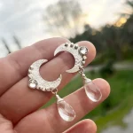Aros artesanales luna de plata 950 martillada con gota de cuarzo cristal transparente Chile Pilar Segura Orfebre