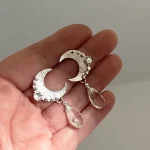Aros Lunas de Cristal hechos a mano en plata 950 con luna martillada y cuarzo cristal natural Chile