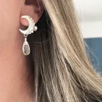 Aros con luna de plata 950 técnica martillado y cuarzo cristal natural en gota Chile Pilar Segura Orfebre