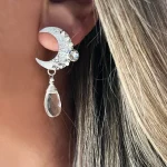 Aros artesanales elegantes luna martillada con gota de cuarzo cristal natural plata 950 Chile Pilar Segura