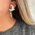 Aros de plata 950 martillada con luna, pelotitas y gota de cuarzo cristal natural hecho a mano Chile