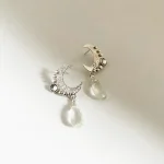 Joya artesanal femenina aros luna con gota de cuarzo cristal natural en plata 950 - Pilar Segura Orfebre
