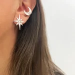 Aros artesanales estrella de plata 950 calada con cristal Swarovski certificado pegados a la oreja - Pilar Segura