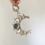 Colgante artesanal luna con cuarzo boreal natural en plata 950 hecho a mano - Pilar Segura Orfebre Chile