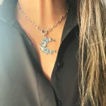 Colgante artesanal femenino luna de plata 950 con cuarzo boreal natural iridiscente Pilar Segura Chile