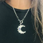Joya de autor colgante luna con cuarzo boreal natural iridiscente plata 950 - Pilar Segura Orfebre
