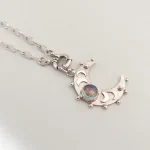 Colgante luna creciente artesanal con cuarzo boreal natural y detalles en plata 950 Chile