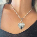 Colgante plata 950 diseñado a mano con piedra luna natural y ónix negro, lunas estrellas Chile Pilar Segura
