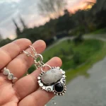 Colgante artesanal único con piedra luna y ónix natural, pelotitas y lunas en plata 950 hecho a mano Chile