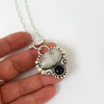 Colgante de plata 950 con piedra luna natural, ónix negro y detalles de estrellas Chile Pilar Segura