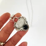 Colgante artesanal con piedra luna natural y ónix, estrellas y lunas en plata 950 - Pilar Segura Orfebre