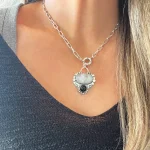 Colgante con piedra luna y ónix natural en plata 950 con detalles de lunas y estrellas Chile Pilar Segura
